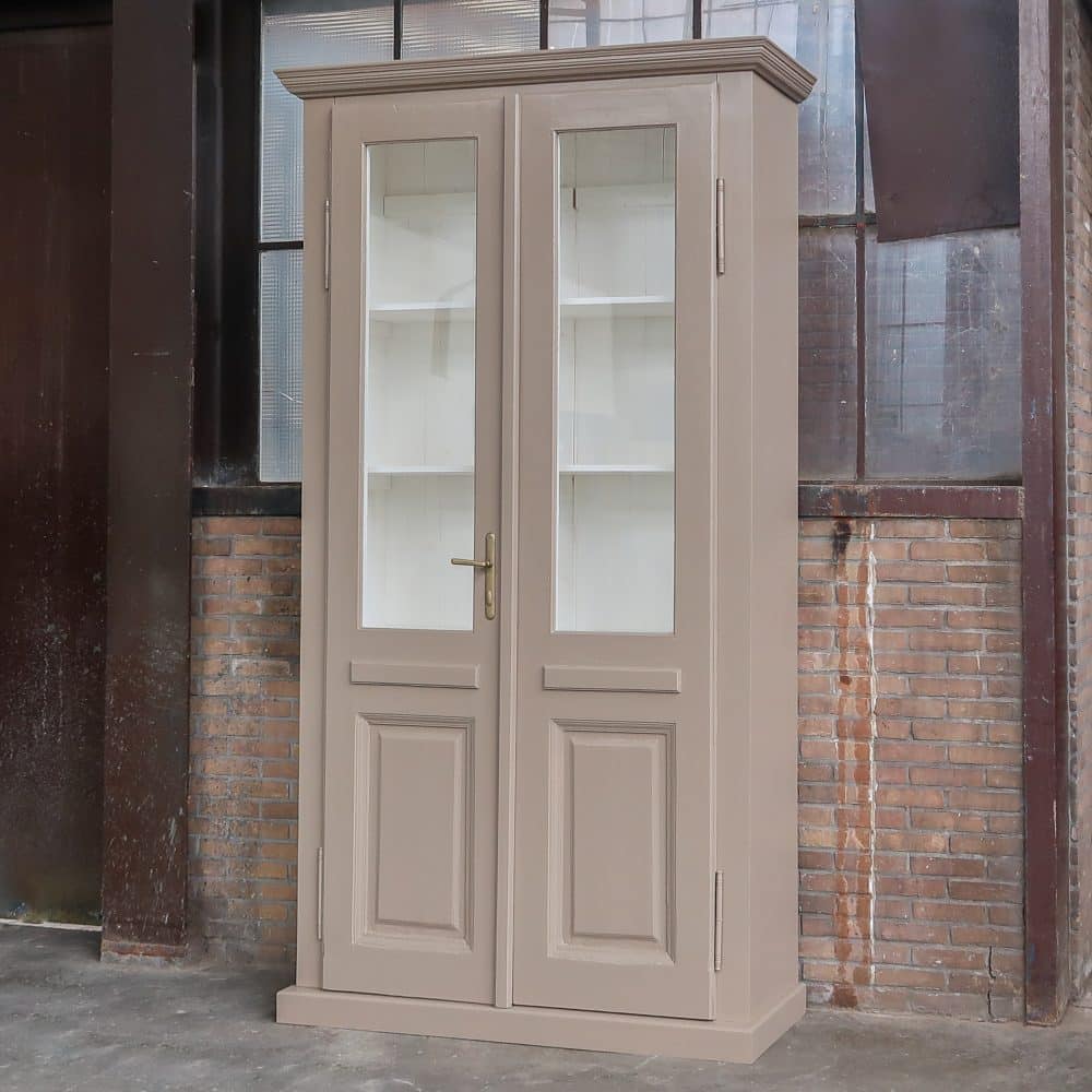 Hoge vitrinekast met ensuite deuren - VD&Ko maatwerk – Bild 2