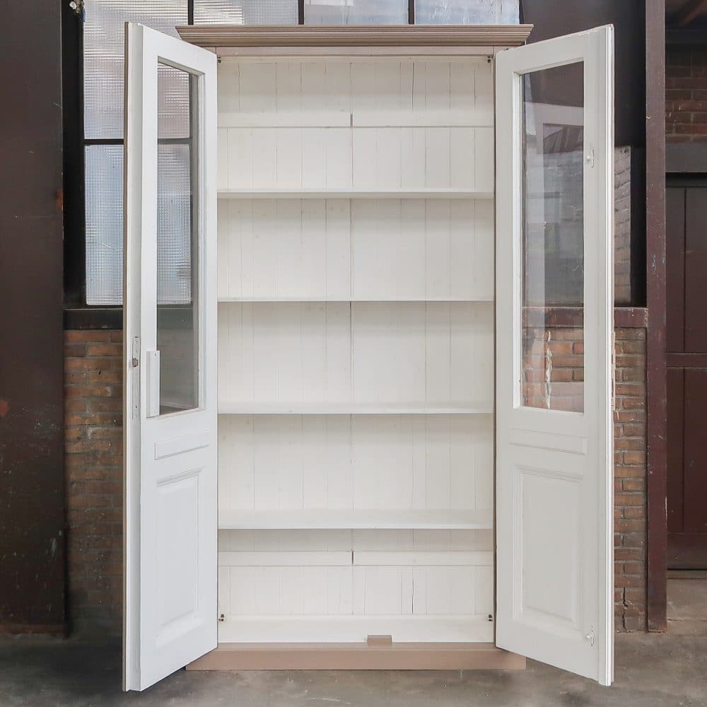 Hoge vitrinekast met ensuite deuren - VD&Ko maatwerk – Bild 3