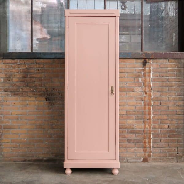 Roze eendeurs linnenkast