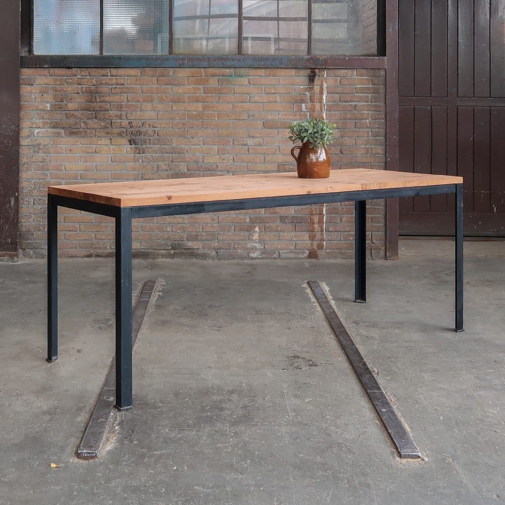 Tafel met metalen frame