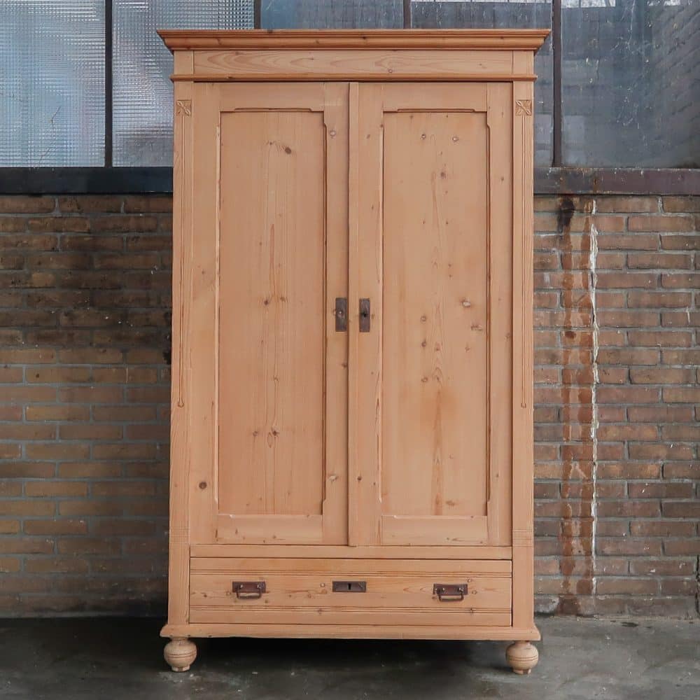 Grenen kledingkast