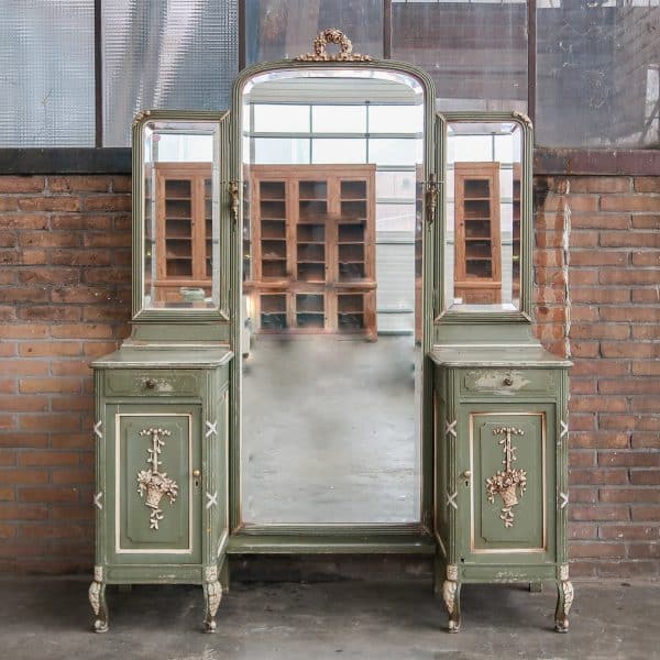 Brocante kaptafel met kandelaars