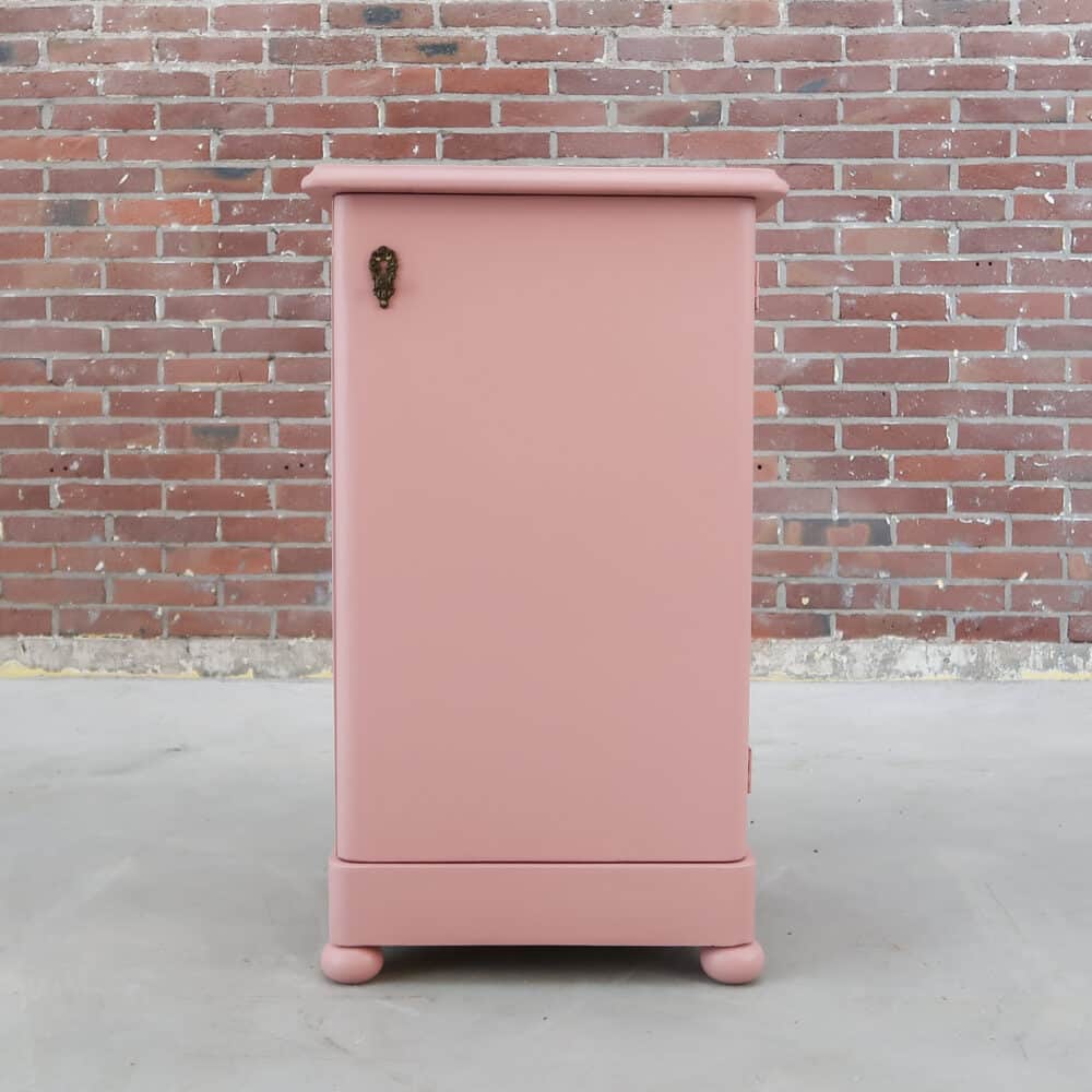 Roze brocante nachtkastje