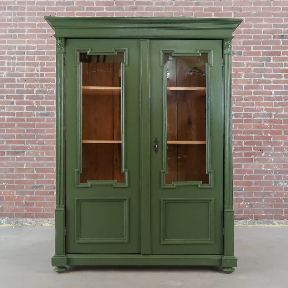 Brocante groene vitrinekast