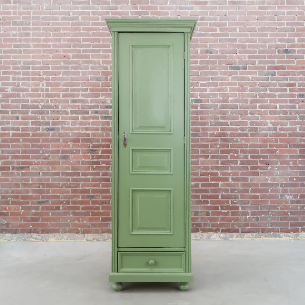Groene eendeurs linnenkast