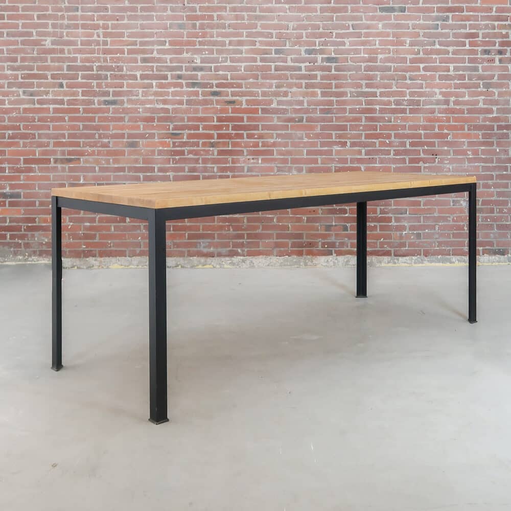 Tafel met metalen frame