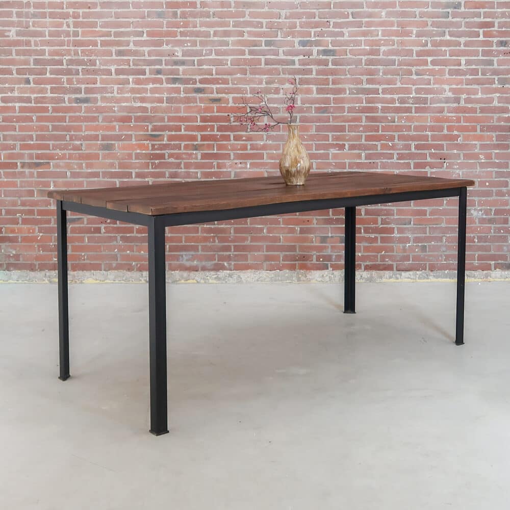 Tafel met metalen frame
