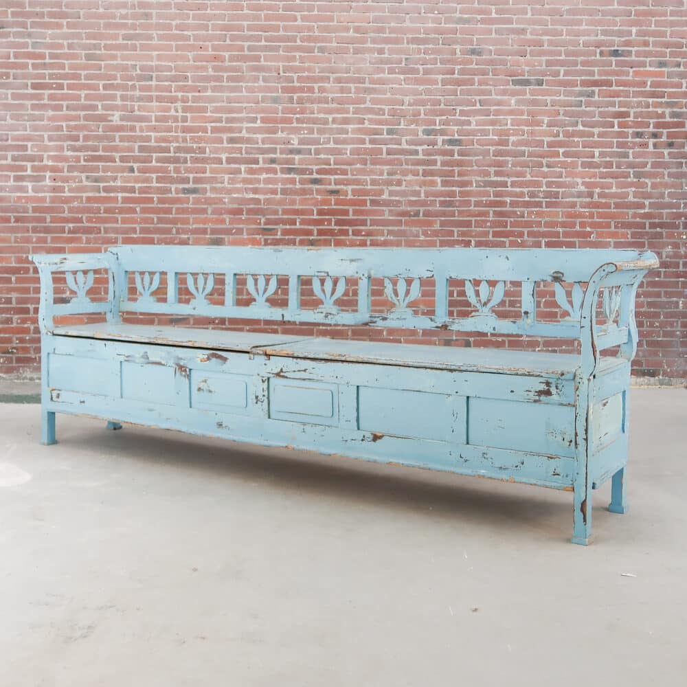 Blauwe houten klepbank