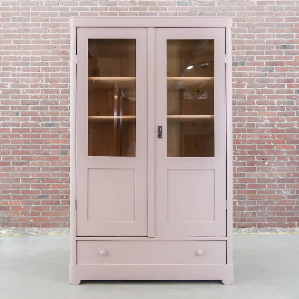 Zacht roze vitrinekast