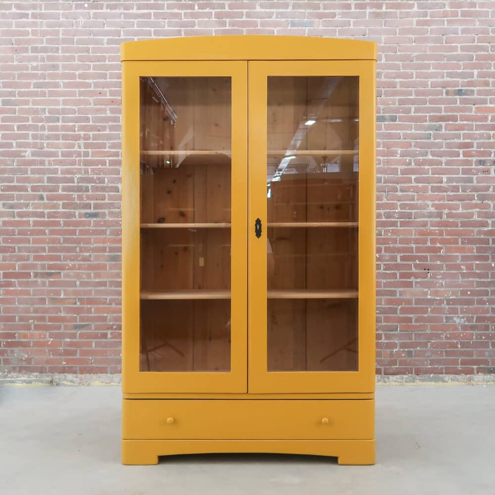 Brocante gele vitrinekast