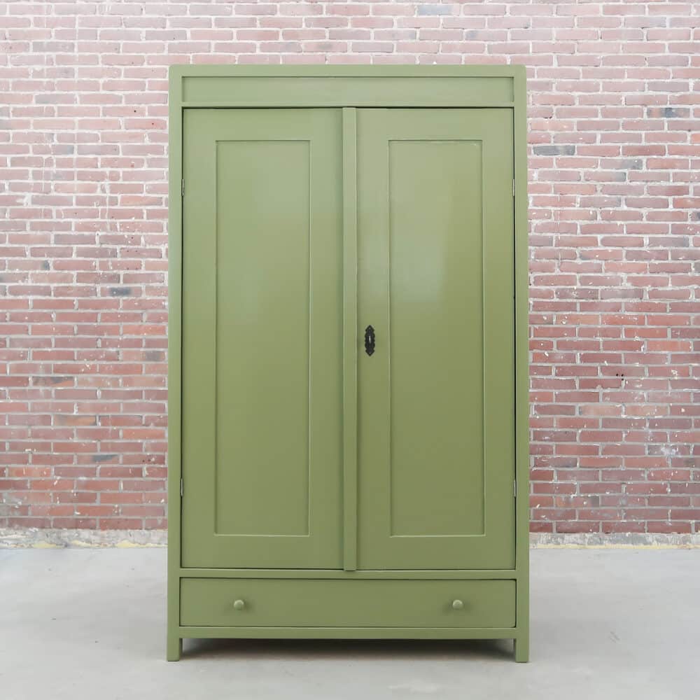 Brocante groene linnenkast