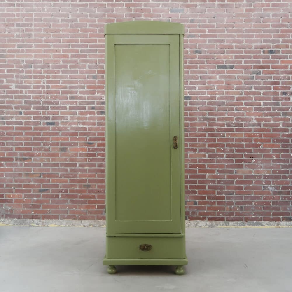 Groene eendeurs linnenkast