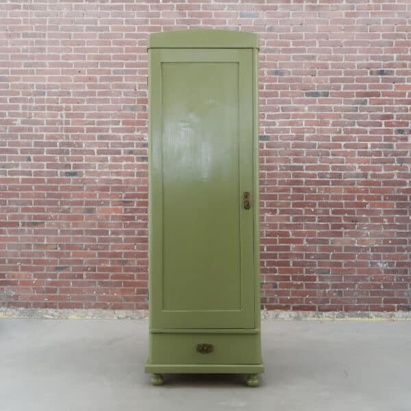Groene eendeurs linnenkast