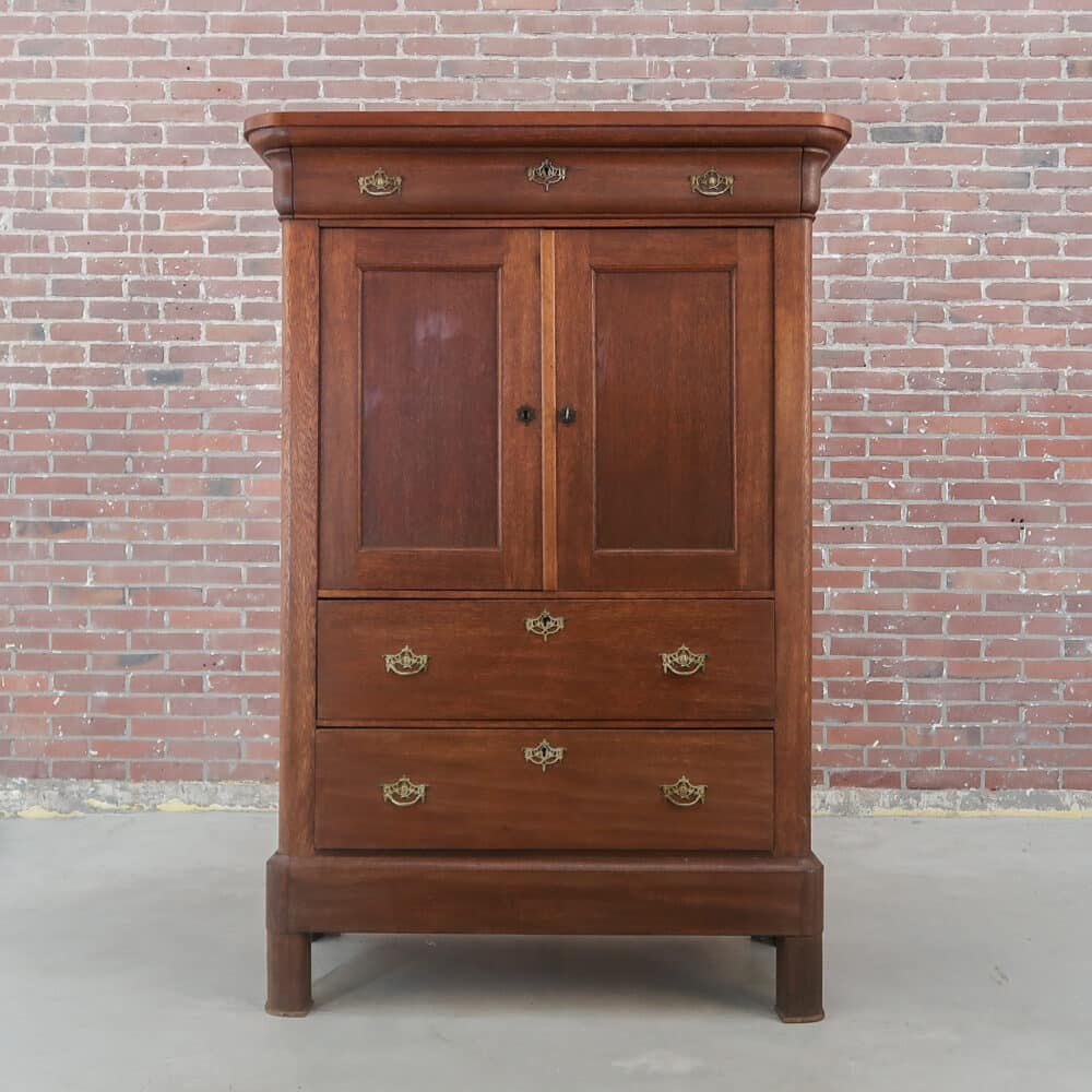 Antiek kabinet
