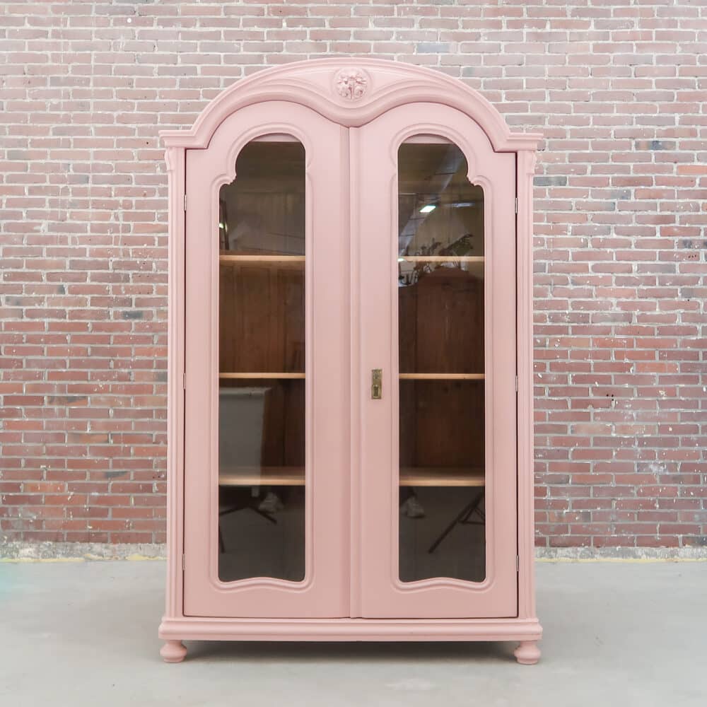 Zacht roze vitrinekast