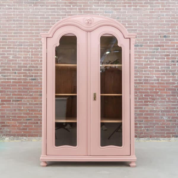 Zacht roze vitrinekast