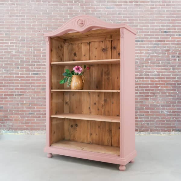 Roze open boekenkast