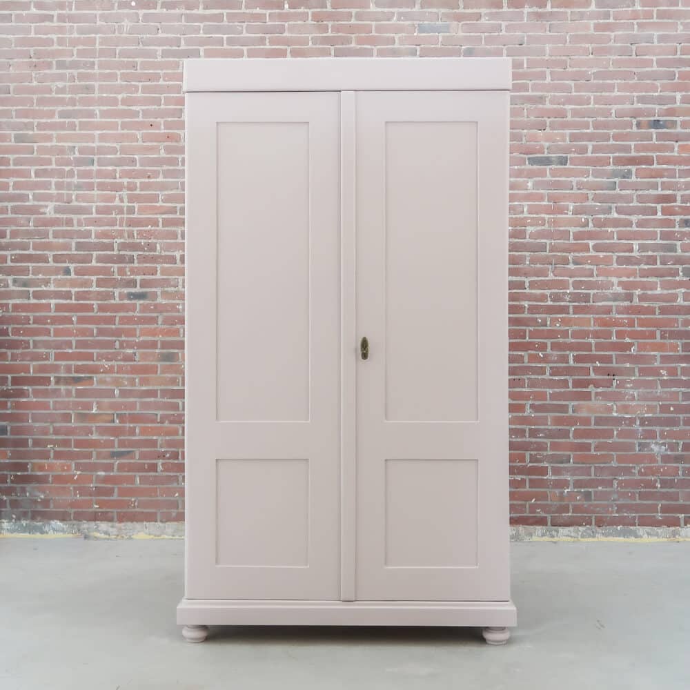 Zacht roze linnenkast