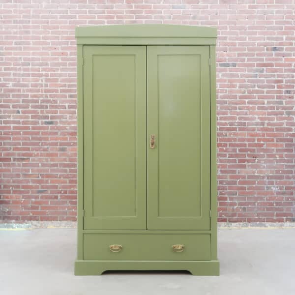 Brocante groene linnenkast