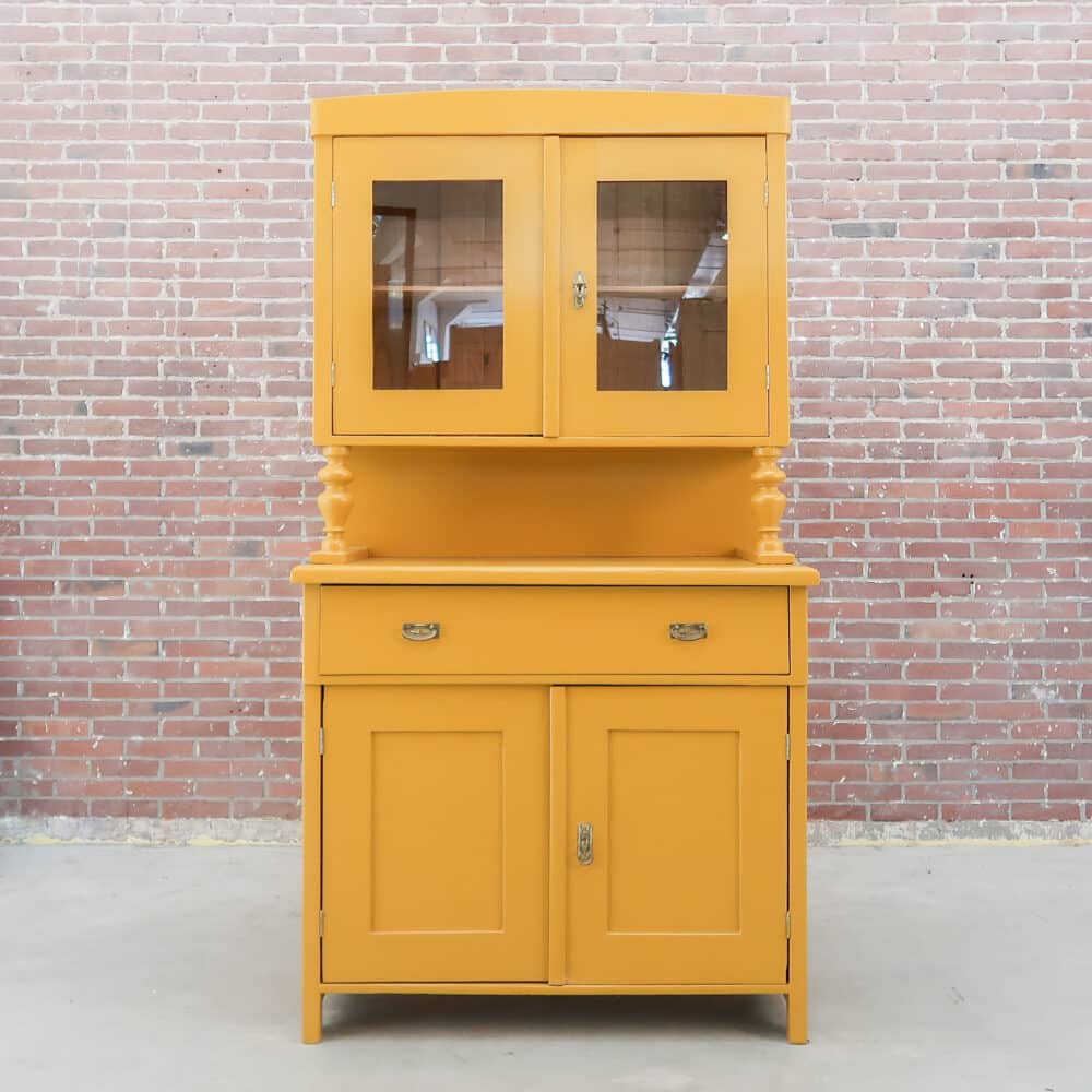 Brocante gele buffetkast