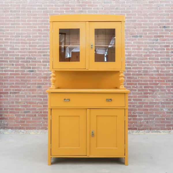 Brocante gele buffetkast