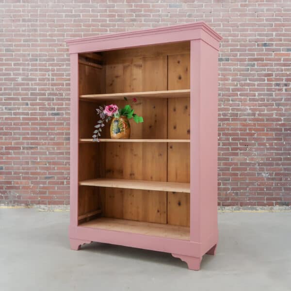 Roze open boekenkast