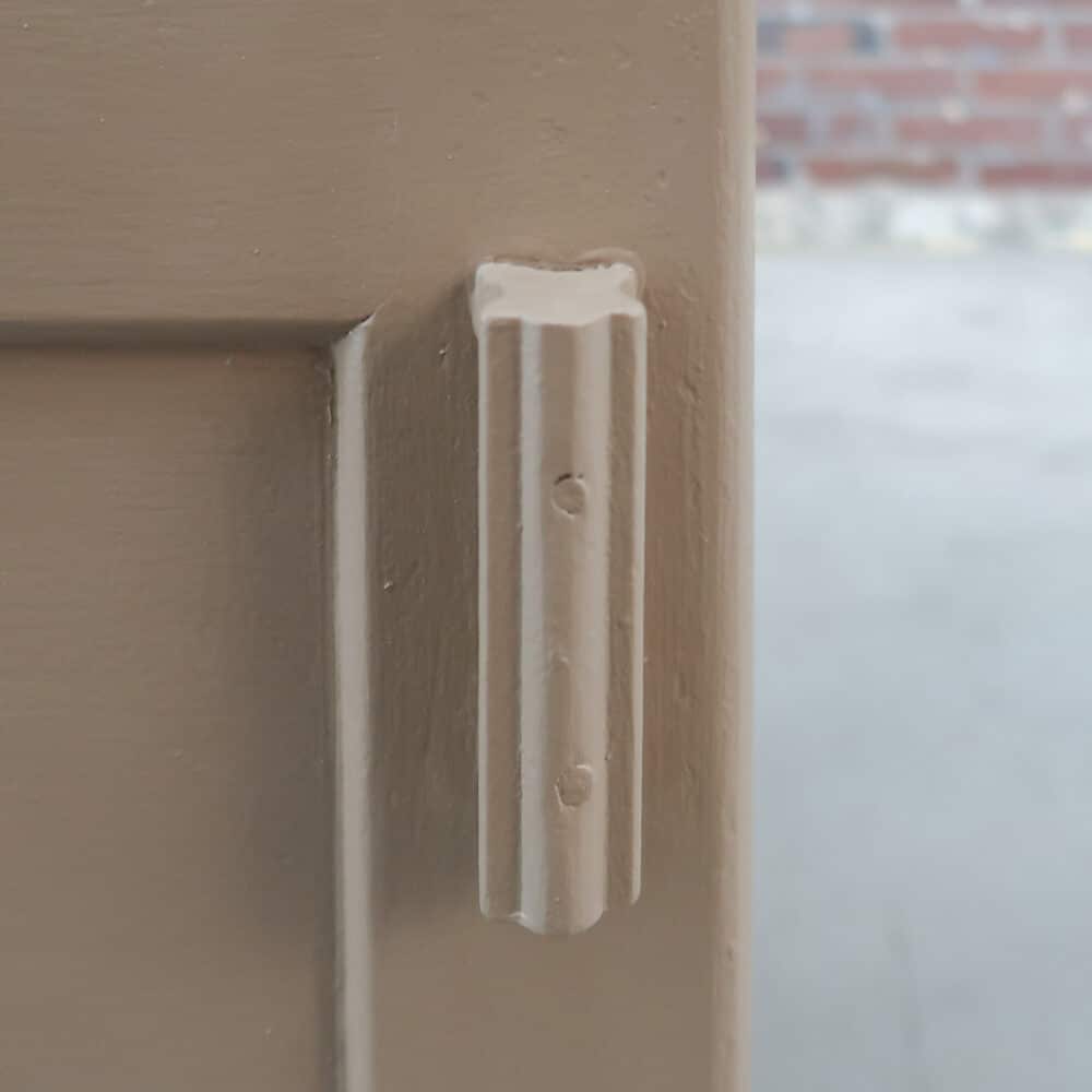 Taupe brocante nachtkastje – Bild 5