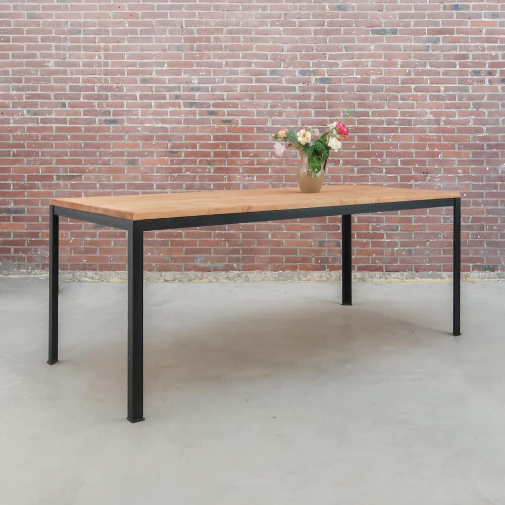 Tafel met metalen frame