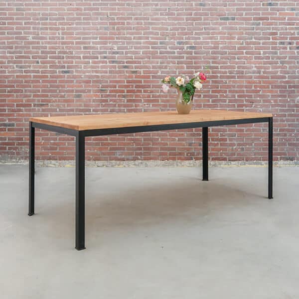 Tafel met metalen frame