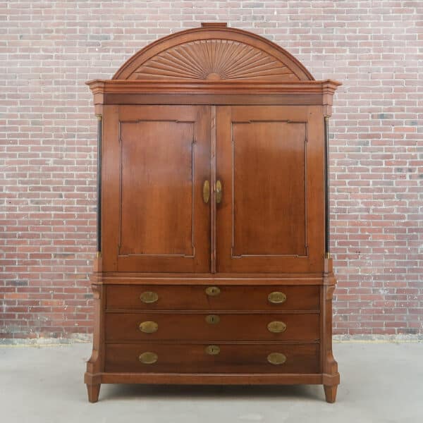 Antiek Drents boogkabinet