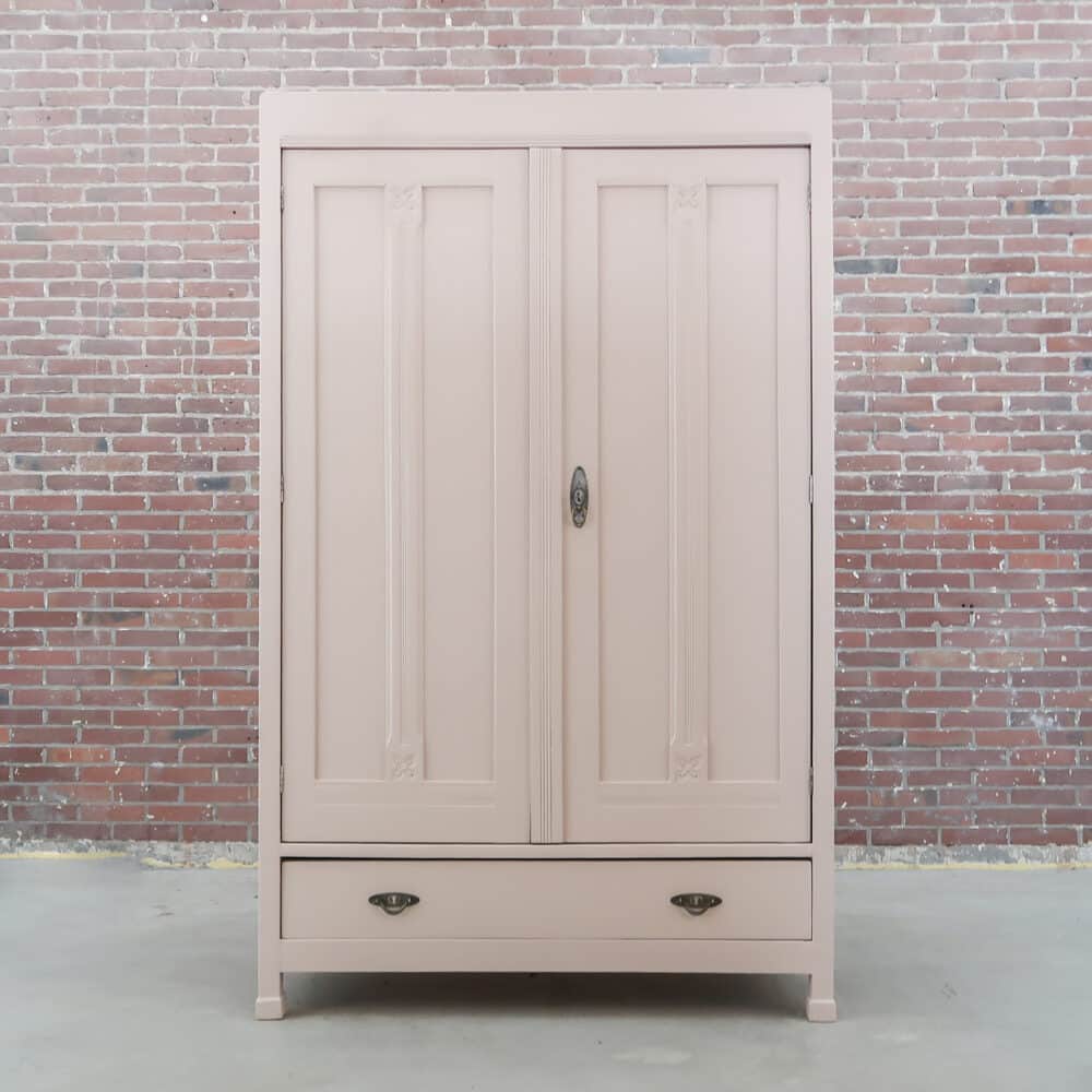Zacht roze linnenkast