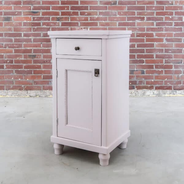 Roze brocante nachtkastje