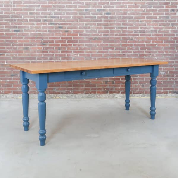 Landelijke eettafel met lades