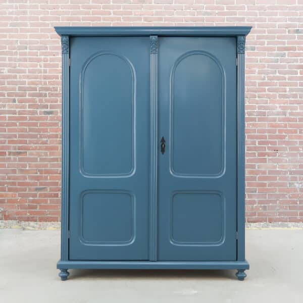Blauwe linnenkast