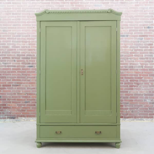 Brocante groene linnenkast