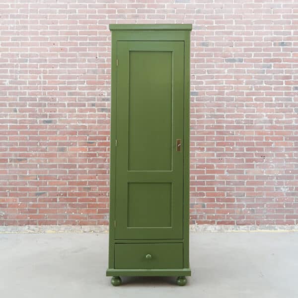 Groene eendeurs linnenkast
