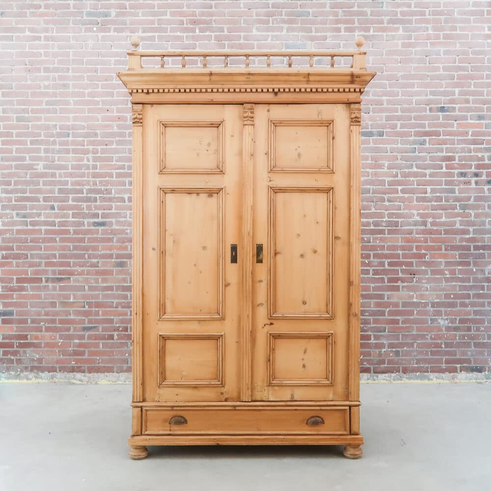 Grenen kledingkast