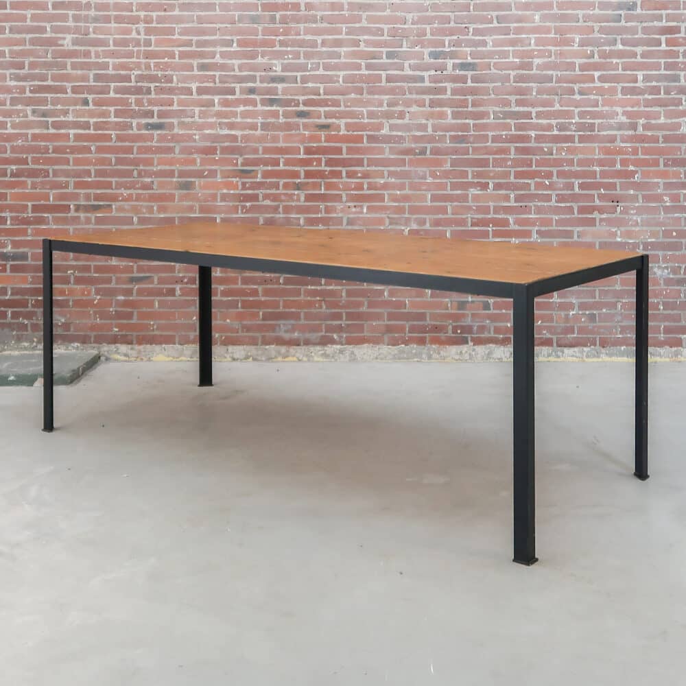 Tafel met metalen frame