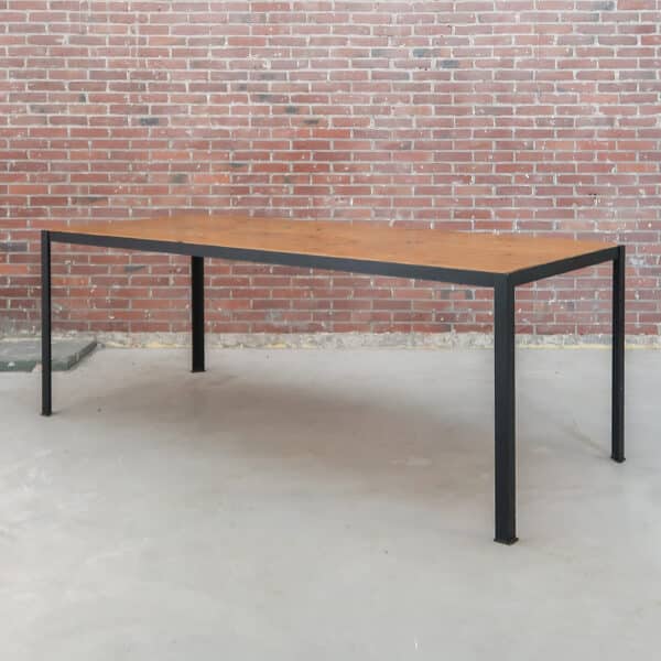 Tafel met metalen frame