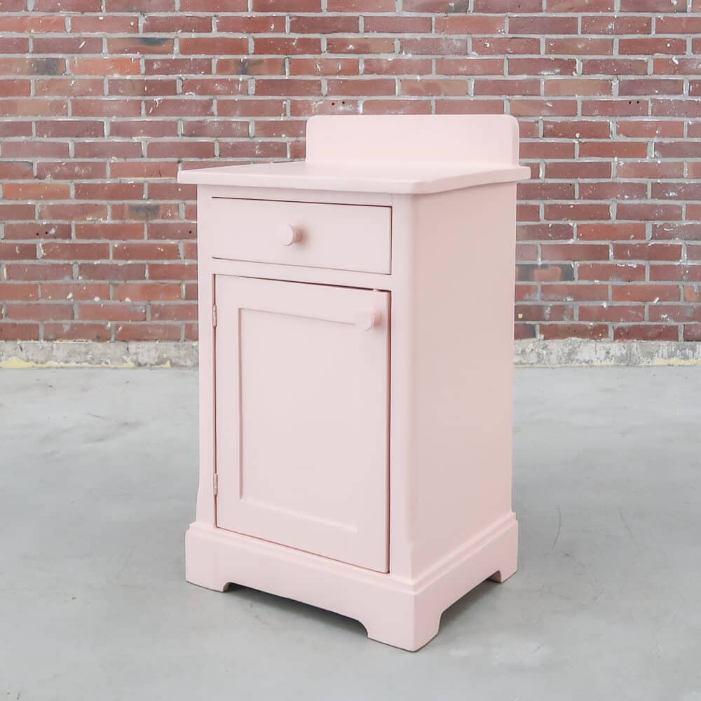 Roze brocante nachtkastje