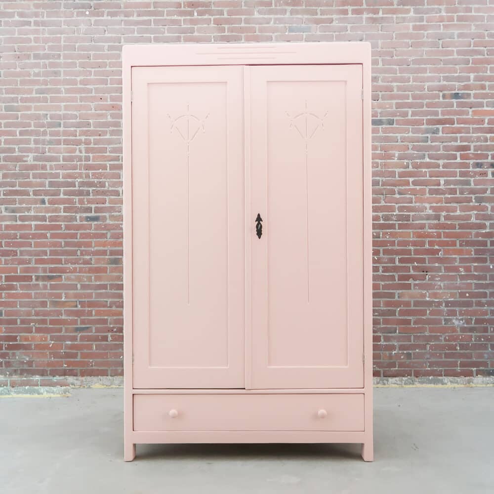Zacht roze linnenkast