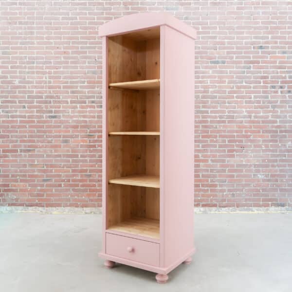 Roze open boekenkast