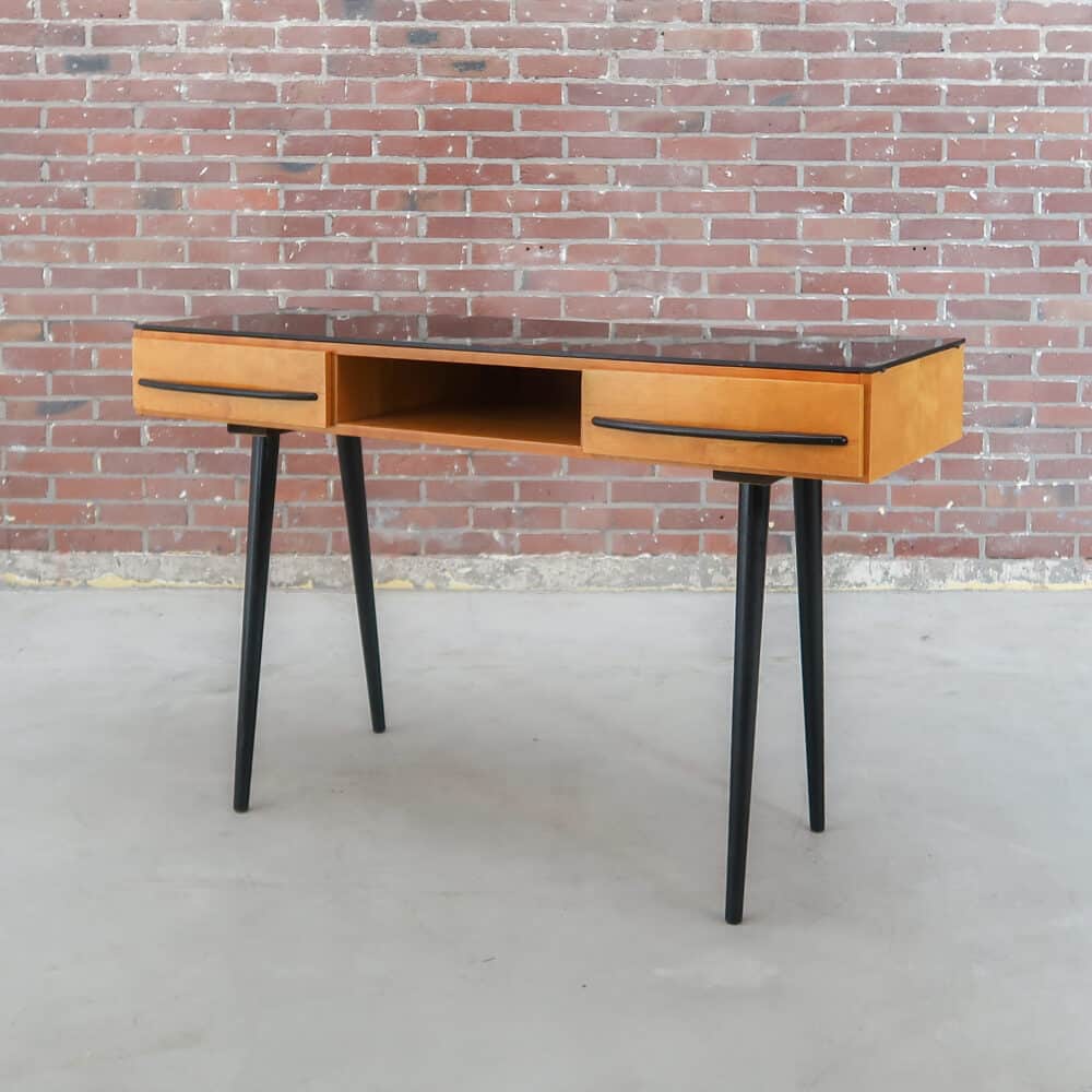 vintage bureau van Závody