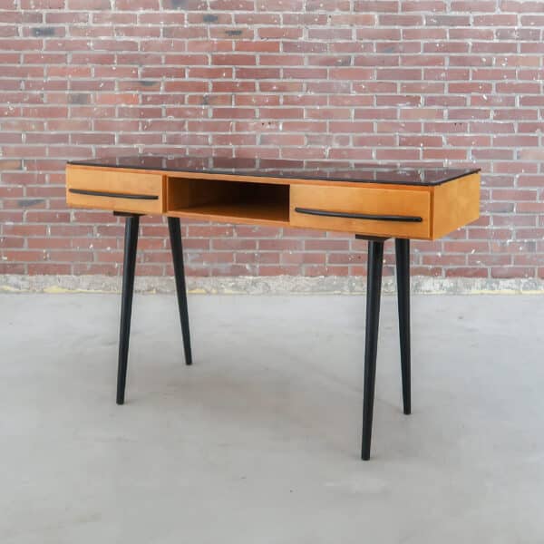 vintage bureau van Závody