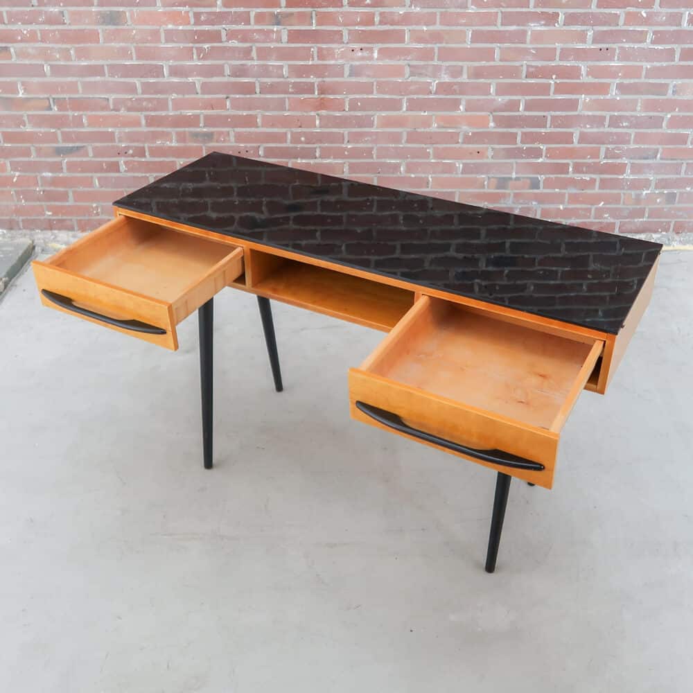 Vintage bureau van Závody – Bild 3