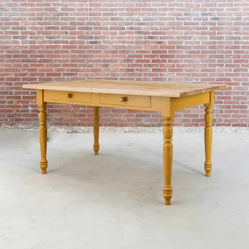 Landelijke eettafel met lades