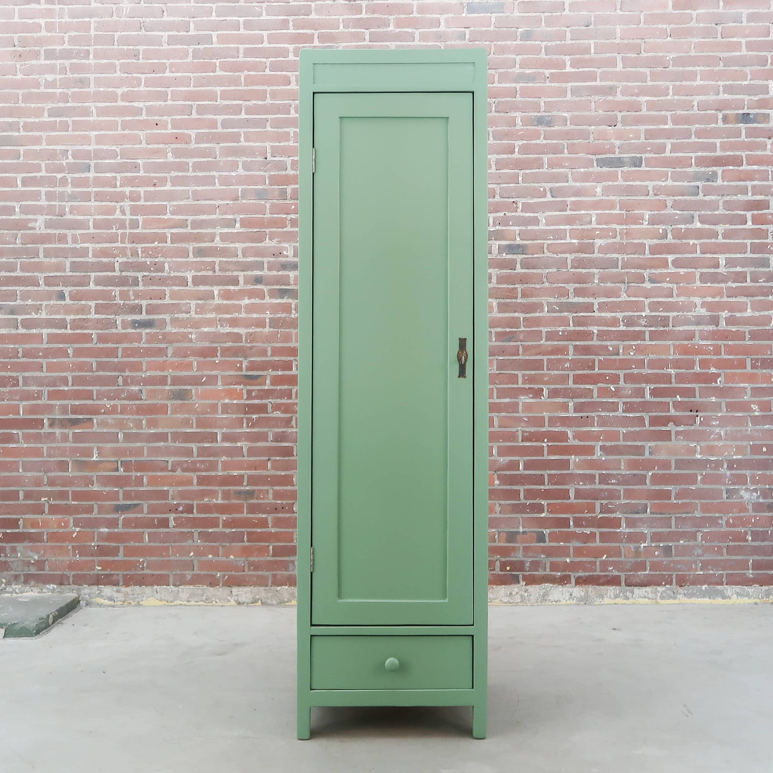 Groene eendeurs linnenkast