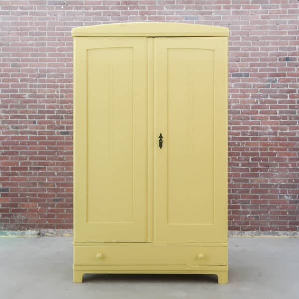 Gele brocante linnenkast