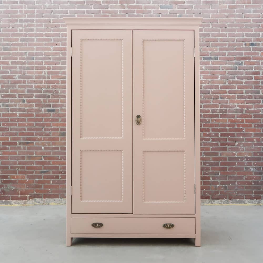 Zacht roze linnenkast
