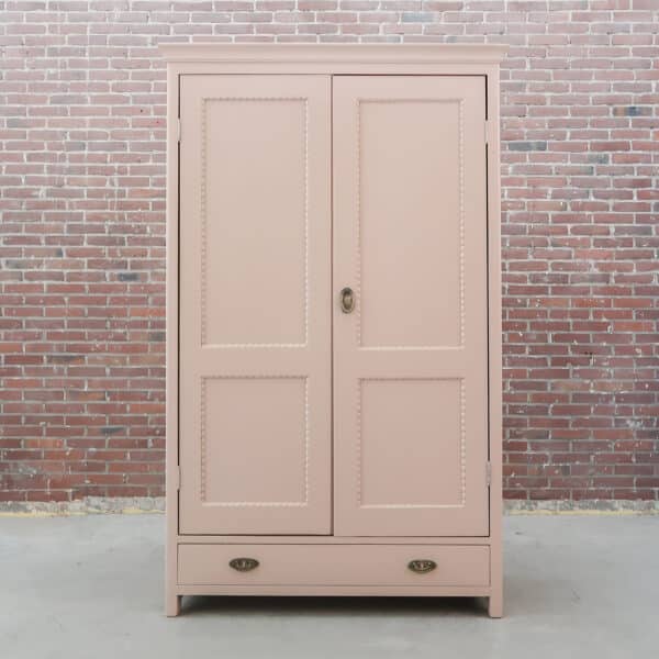 Zacht roze linnenkast